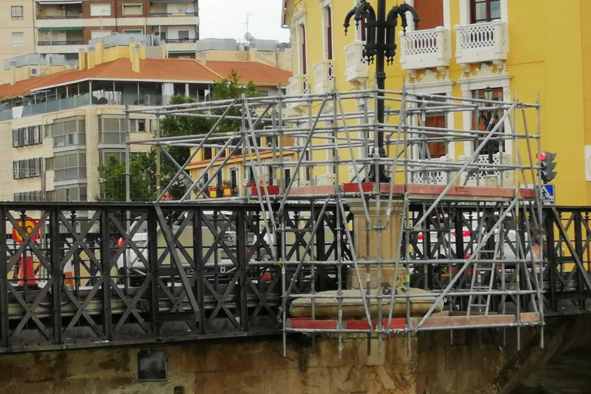 andamios descolgados para la restauración de un puente