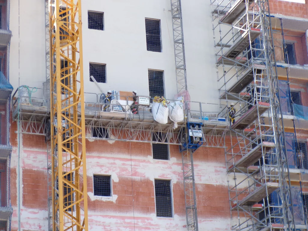 obra con plataformas motorizadas de cremallera