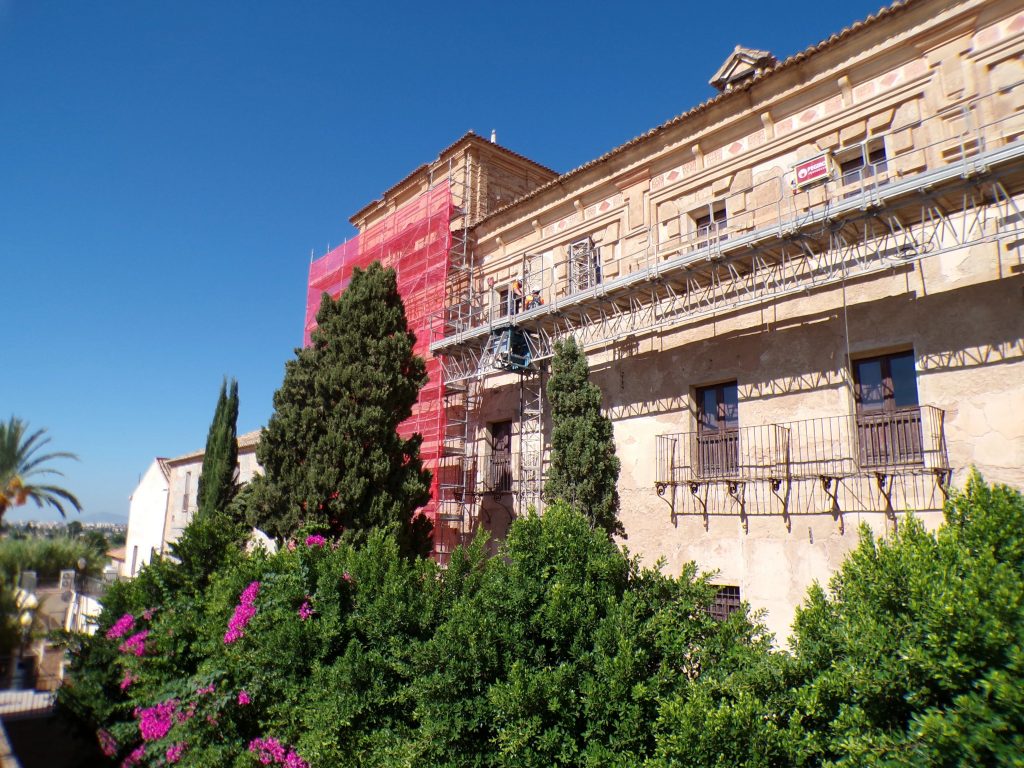 Instalación de andamio tubular y plataforma de cremallera bimástil en el Monasterio de los Jerónimos (UCAM)