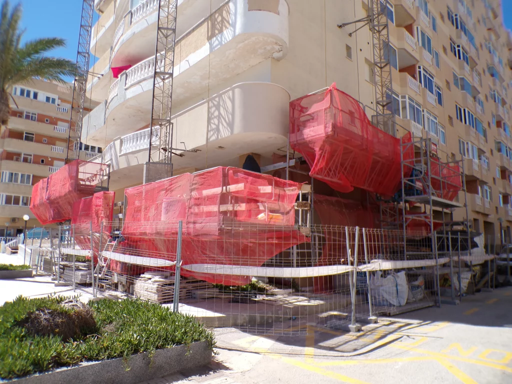 Sermaco refuerza la seguridad en la rehabilitación de la fachada del Residencial Hawai en La Manga del Mar Menor