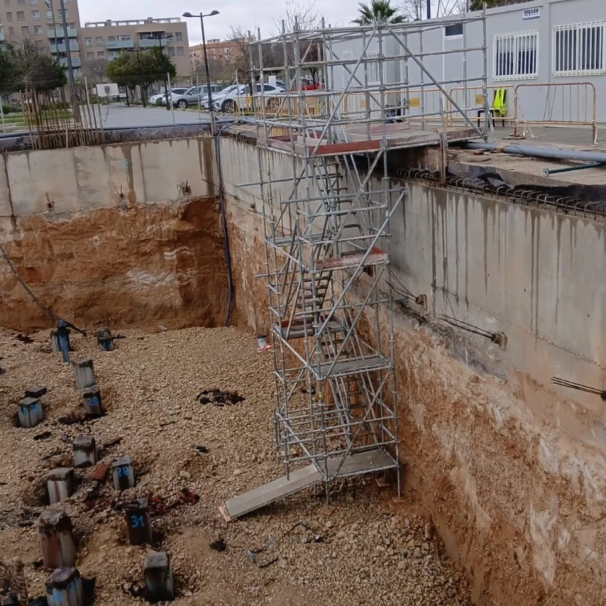Acceso a excavación mediante escalera de ingeniero con zancas