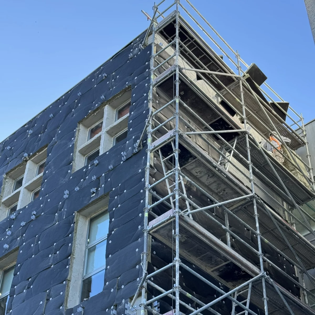 andamio tubular en los accesos del edificio