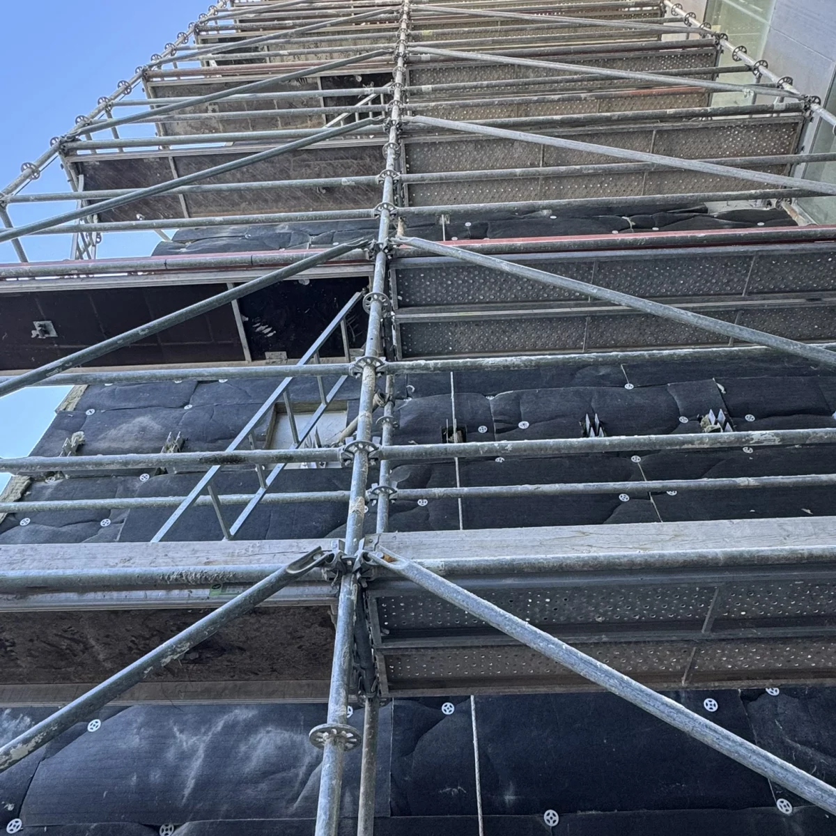 Montaje de andamio tubular en los accesos del edificio