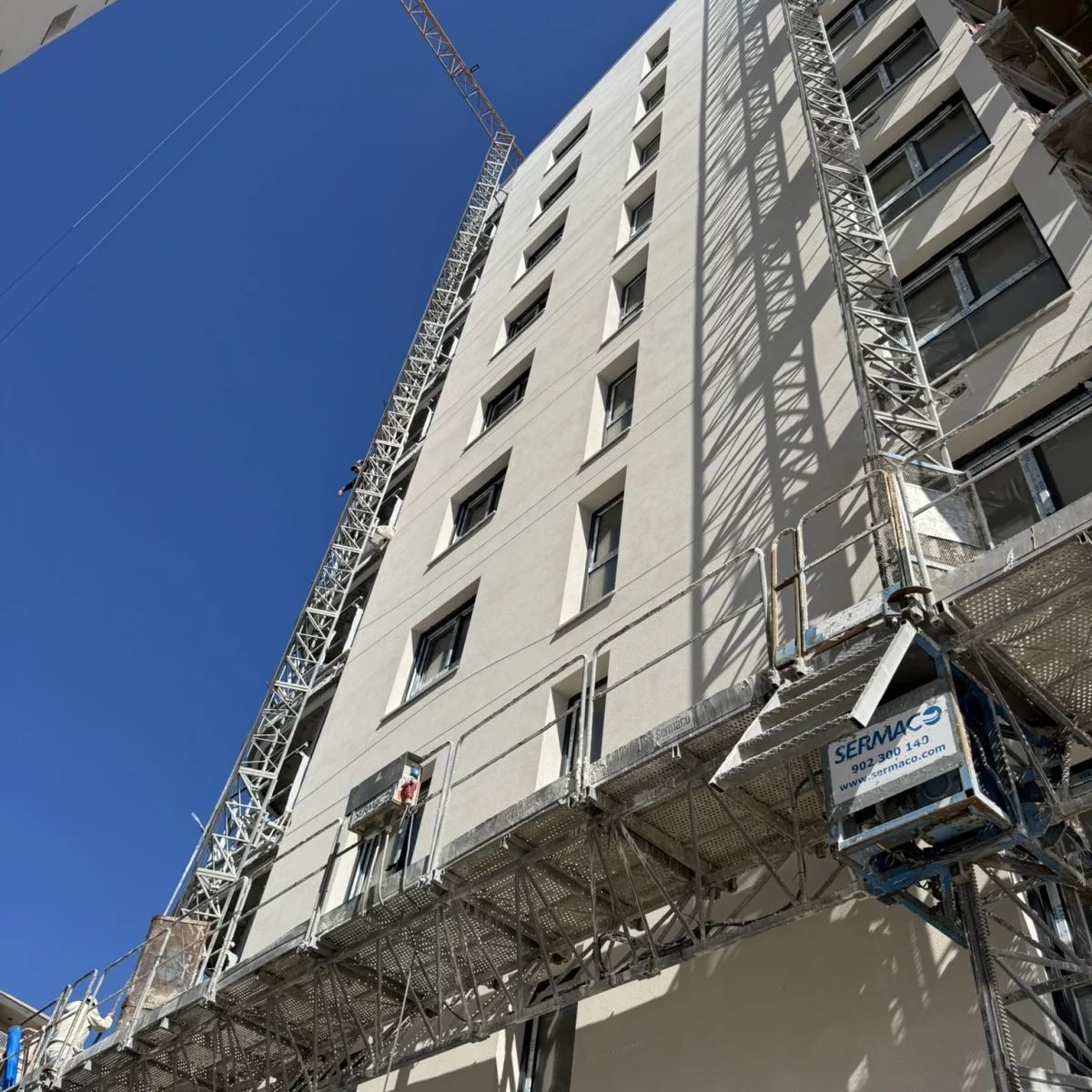 Plataforma de cremallera en fachada