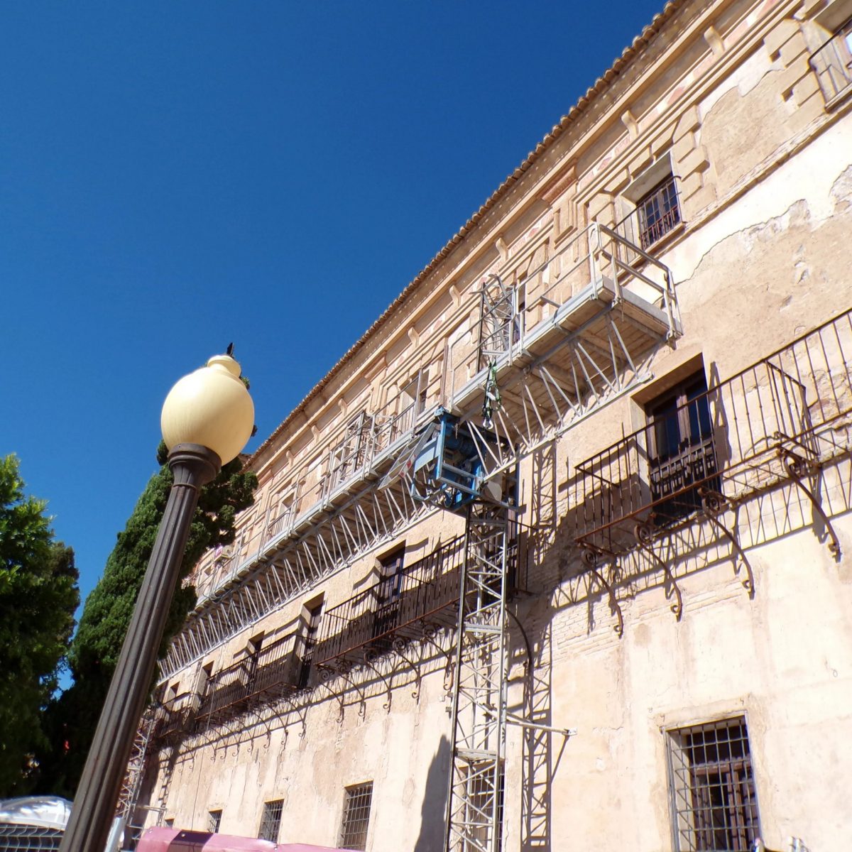 Instalación de andamio tubular y plataforma de cremallera bimástil en el Monasterio de los Jerónimos (UCAM)