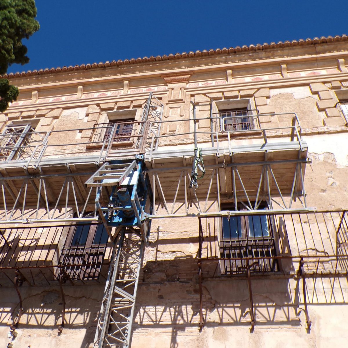 Instalación de andamio tubular y plataforma de cremallera bimástil en el Monasterio de los Jerónimos (UCAM)