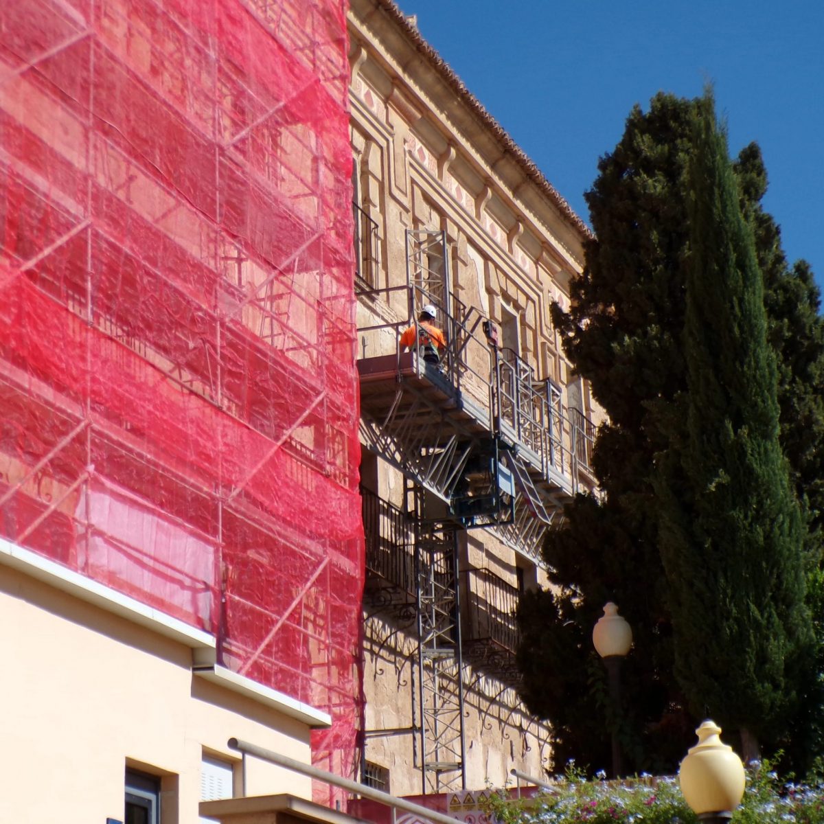 Instalación de andamio tubular y plataforma de cremallera bimástil en el Monasterio de los Jerónimos (UCAM)