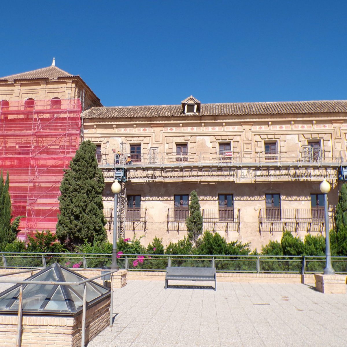 Instalación de andamio tubular y plataforma de cremallera bimástil en el Monasterio de los Jerónimos (UCAM)