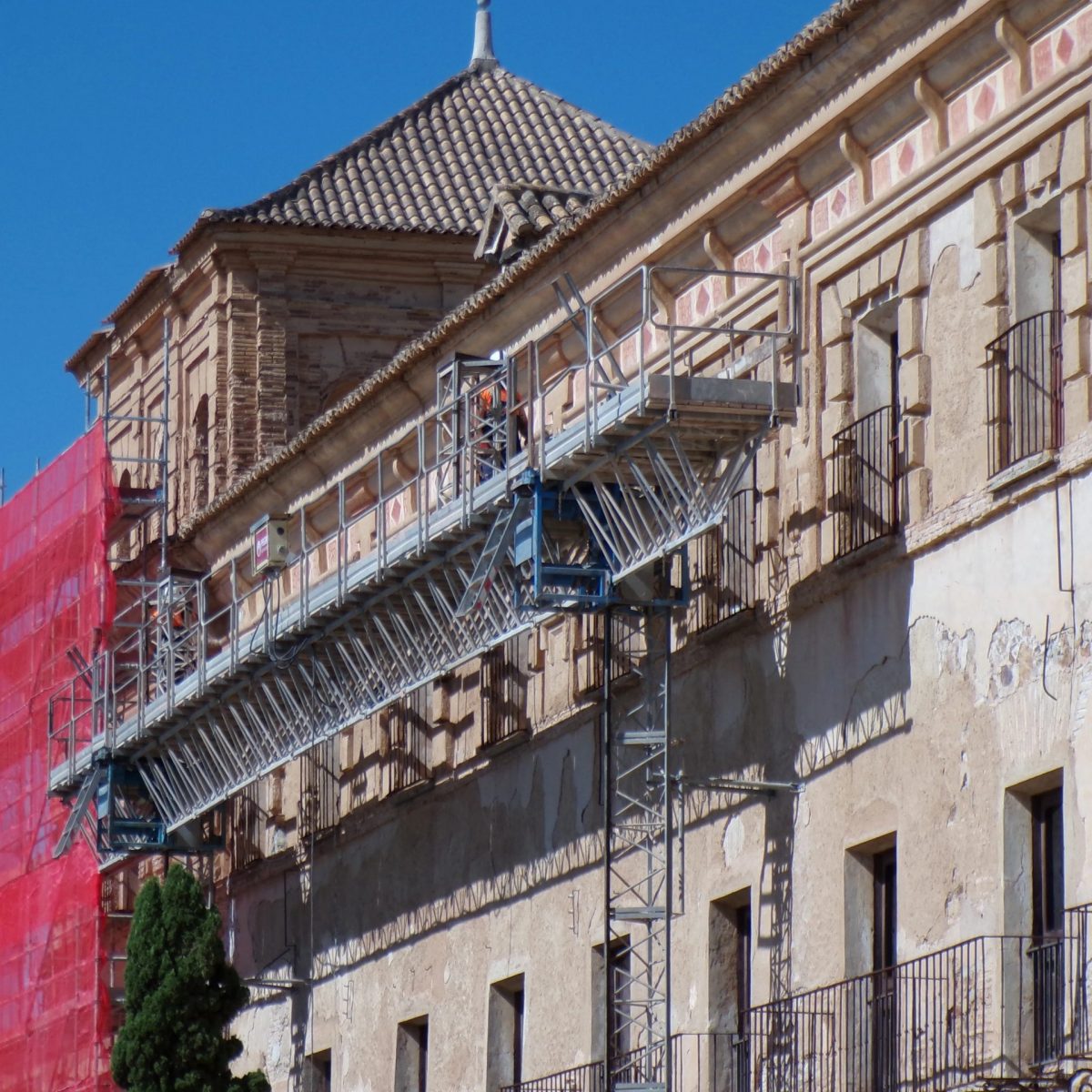 Instalación de andamio tubular y plataforma de cremallera bimástil en el Monasterio de los Jerónimos (UCAM)