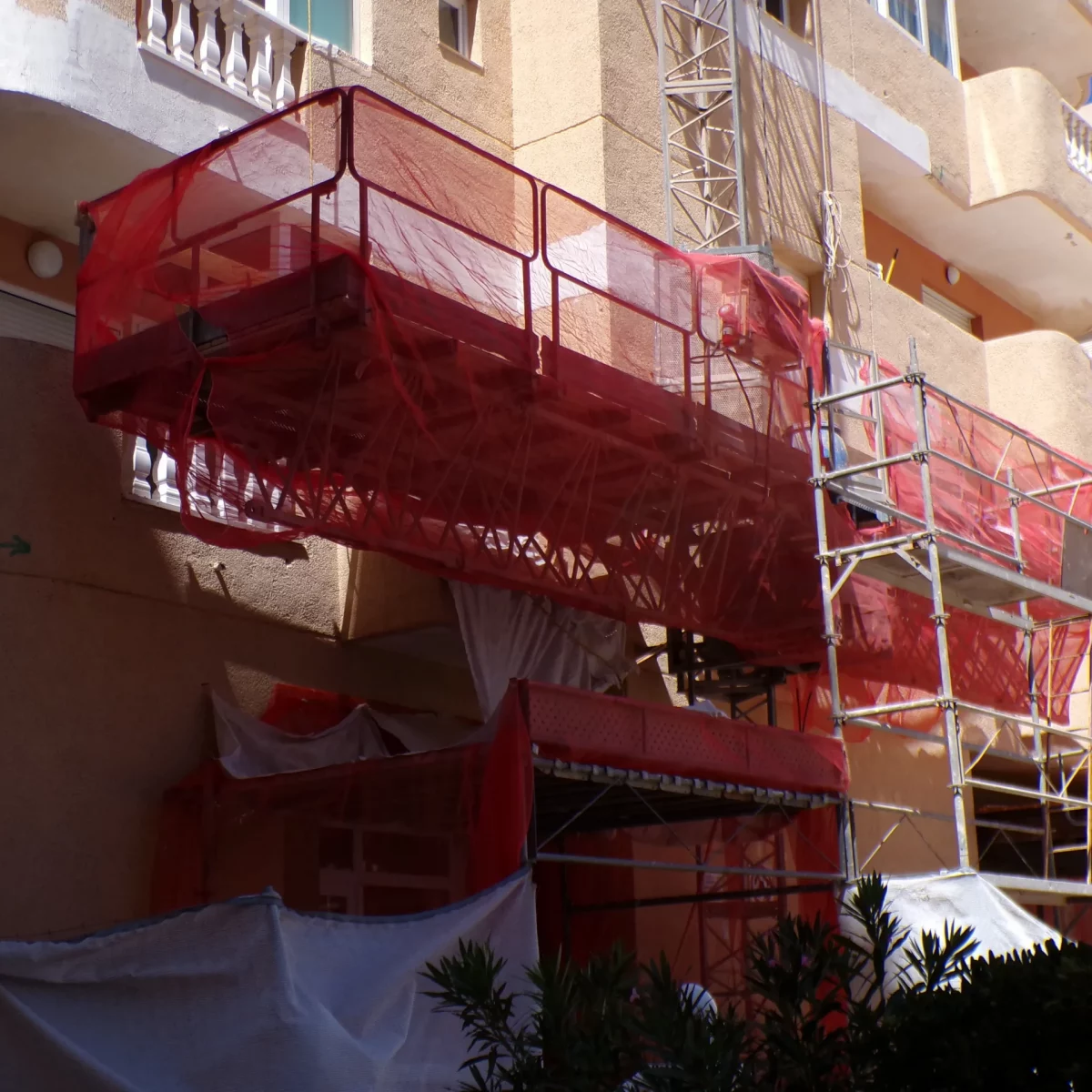 Sermaco refuerza la seguridad en la rehabilitación de la fachada del Residencial Hawai en La Manga del Mar Menor