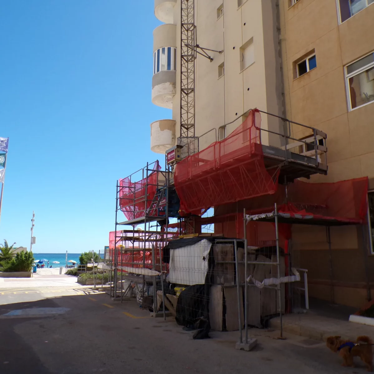 Sermaco refuerza la seguridad en la rehabilitación de la fachada del Residencial Hawai en La Manga del Mar Menor