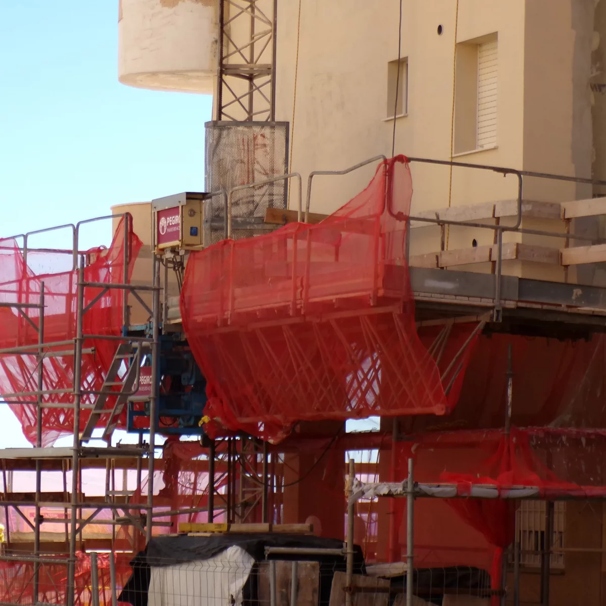 Sermaco refuerza la seguridad en la rehabilitación de la fachada del Residencial Hawai en La Manga del Mar Menor
