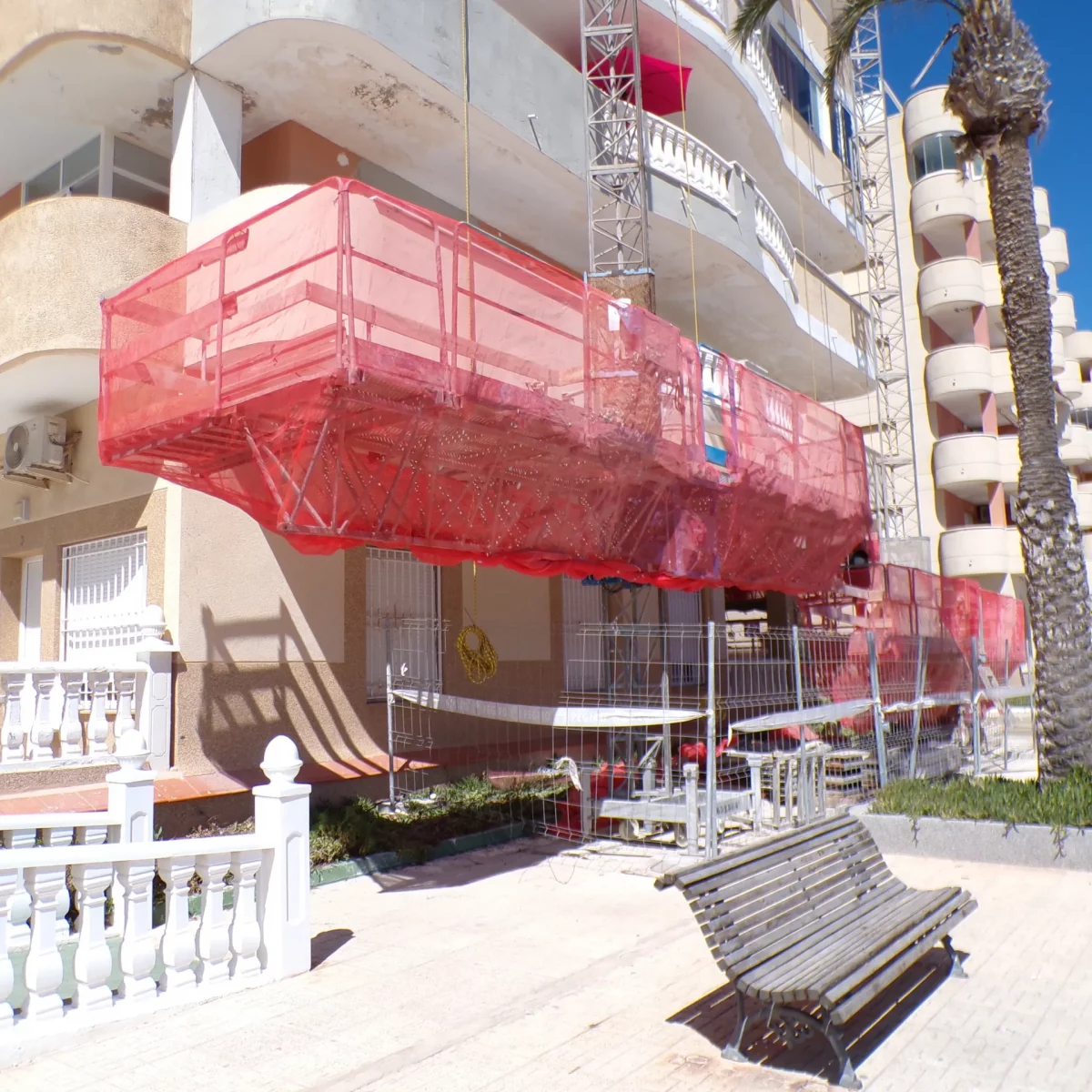Sermaco refuerza la seguridad en la rehabilitación de la fachada del Residencial Hawai en La Manga del Mar Menor