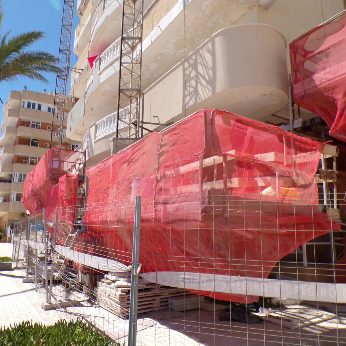 Sermaco refuerza la seguridad en la rehabilitación de la fachada del Residencial Hawai en La Manga del Mar Menor