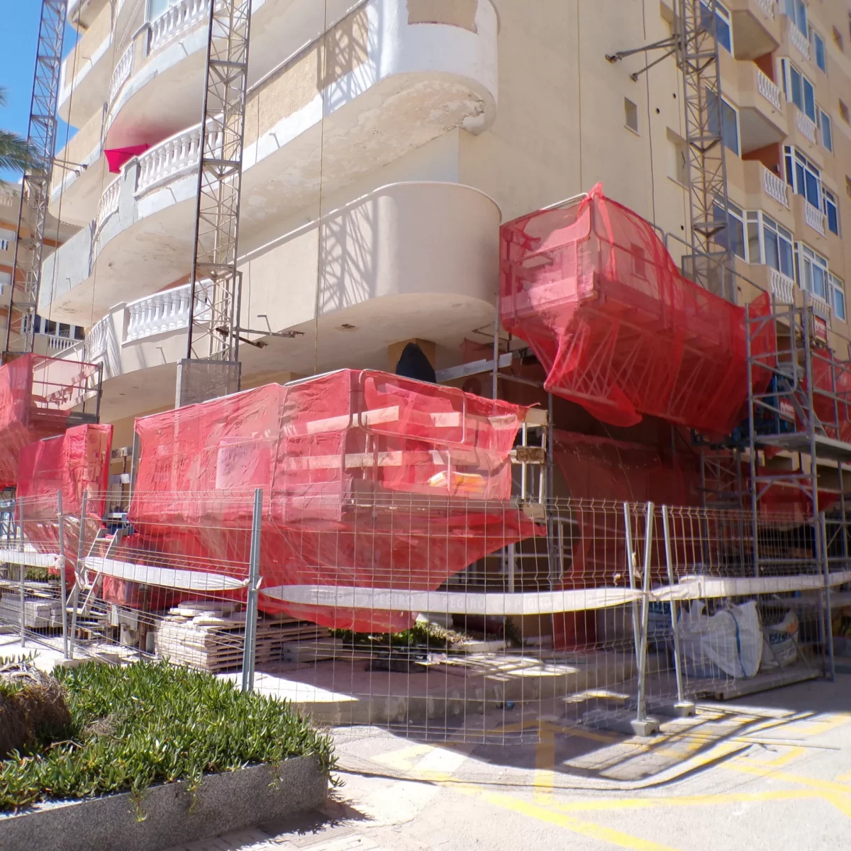 Sermaco refuerza la seguridad en la rehabilitación de la fachada del Residencial Hawai en La Manga del Mar Menor