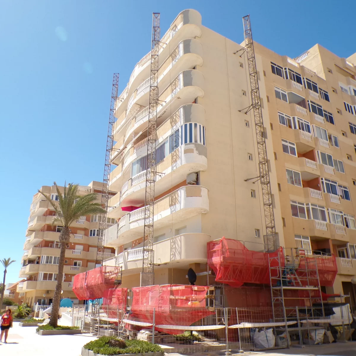 Sermaco refuerza la seguridad en la rehabilitación de la fachada del Residencial Hawai en La Manga del Mar Menor