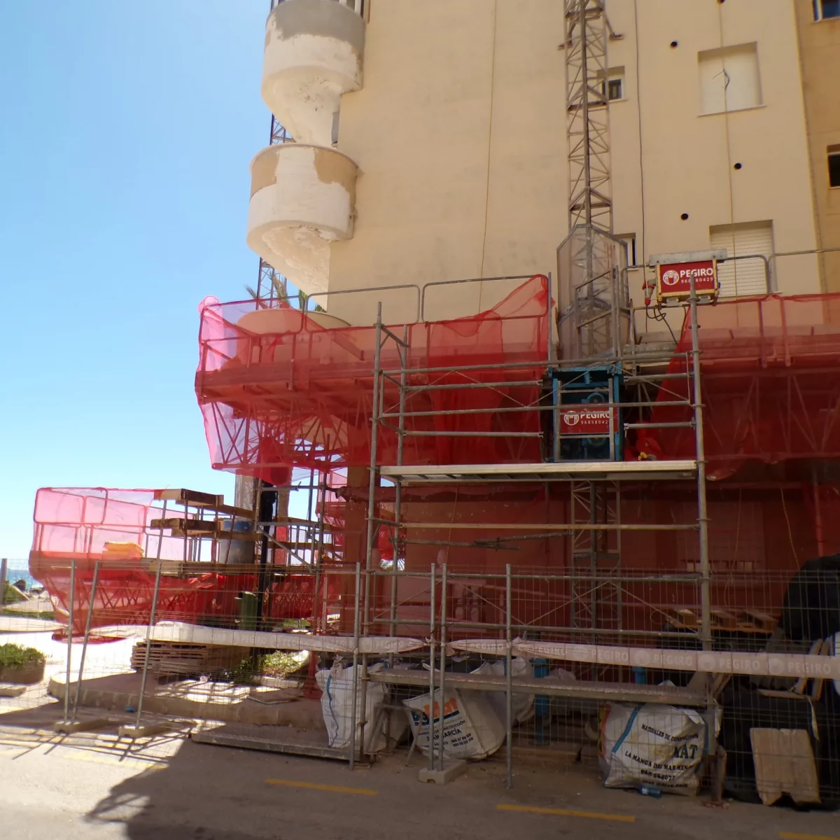 Sermaco refuerza la seguridad en la rehabilitación de la fachada del Residencial Hawai en La Manga del Mar Menor