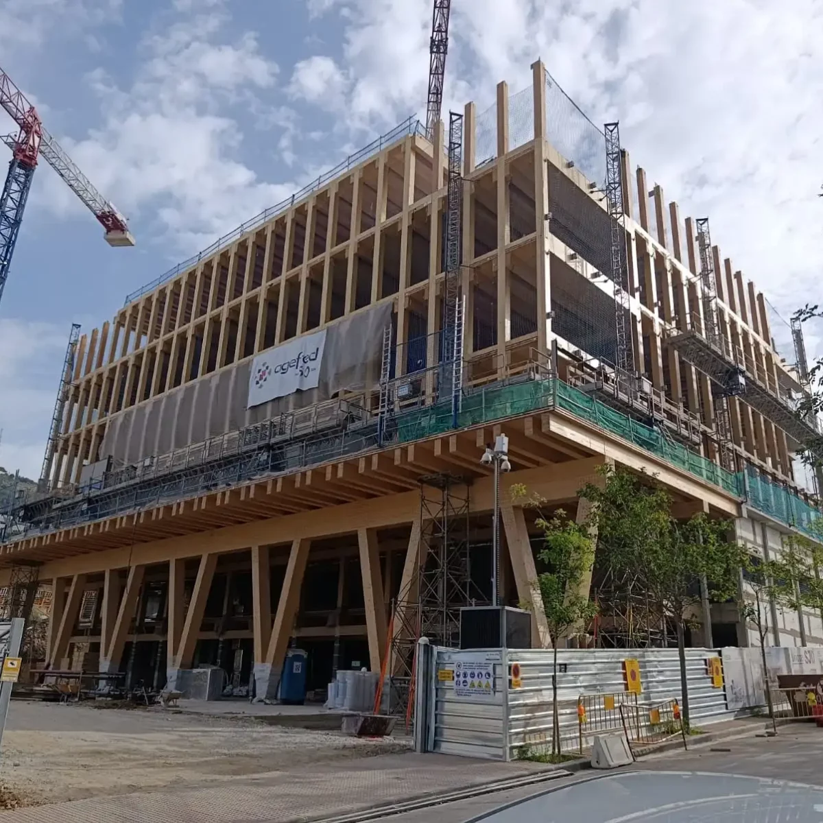 Plataforma elevadora de cremallera para acceso seguro en las obras del centro Únicas SJD