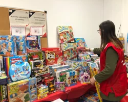 recogida de juguetes campaña solidaria cruz roja. Colaboración con Cruz Roja para comprar y repartir juguetes para niños y adolescentes de las tres zonas de nuestras delegaciones.