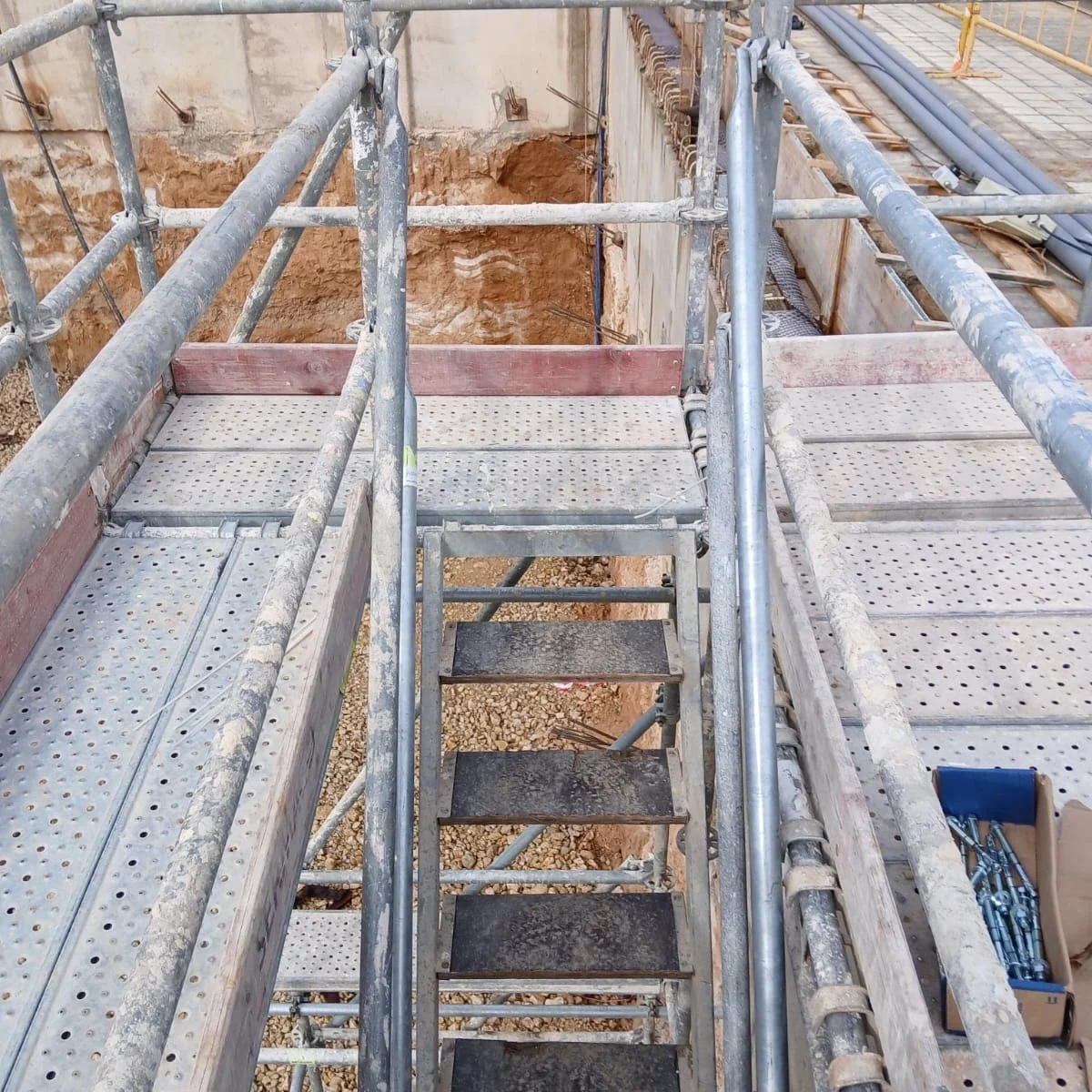 Detalle de sistema de acceso con zancas y peldaños antideslizantes-32a2-4f46-a33b-087654514678