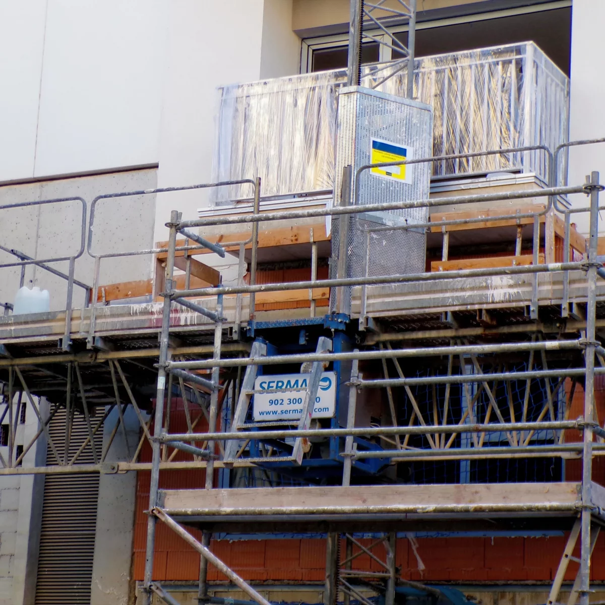 Plataformas motorizadas de cremallera. Obra en Alicante