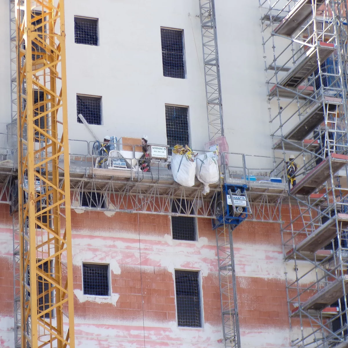 obra con plataformas motorizadas de cremallera
