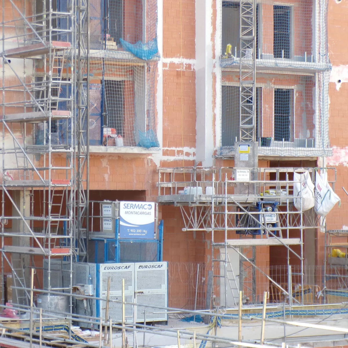 Plataformas motorizadas de cremallera. Obra en Alicante