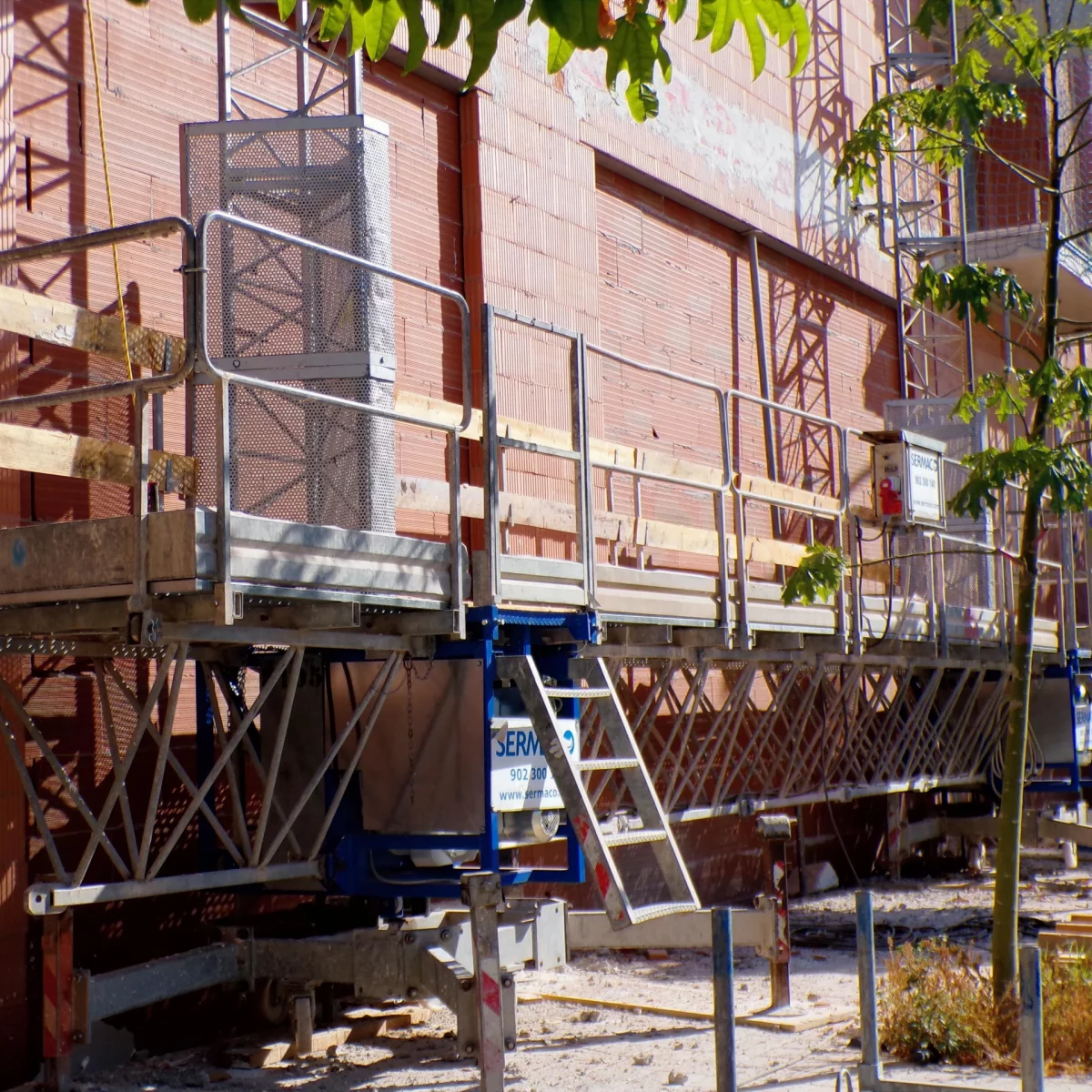 Plataformas motorizadas de cremallera. Obra en Alicante